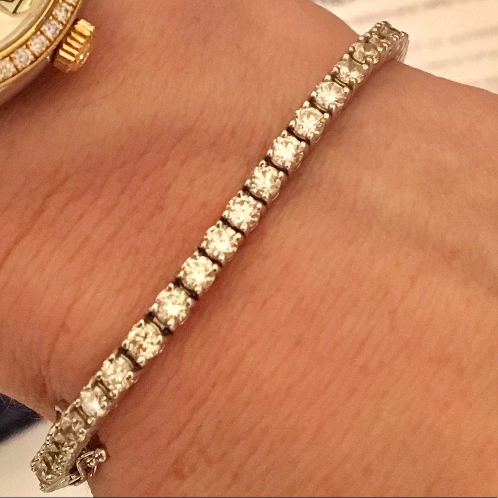 Diamond & White Gold Tennis Bracelet - Picture 5 of 8
